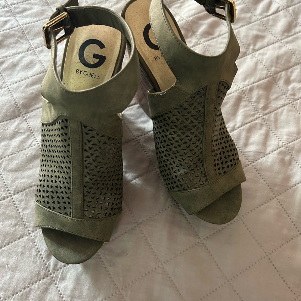 G by GUESS Women's Olive Peep-Toe wedges